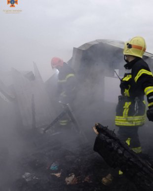 Вихідними рятувальники гасили пожежу в двоповерховому будинку – 03 Вихідними рятувальники гасили пожежу в двоповерховому будинку – 03