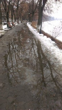 Тротуари Ужгорода залиті водою, людям пересуватись дуже важко – 04