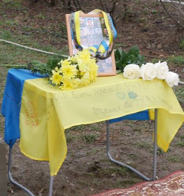 На площі Віталія Постолакі в Ужгороді до Дня пам’яті Небесної Сотні встановили і освятили хрест – 02