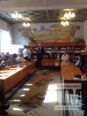 Мукачівських бібліотекарів у їх професійне свято вітали мер міста разом із заступником (ФОТО) – 01 Мукачівських бібліотекарів у їх професійне свято вітали мер міста разом із заступником (ФОТО) – 01