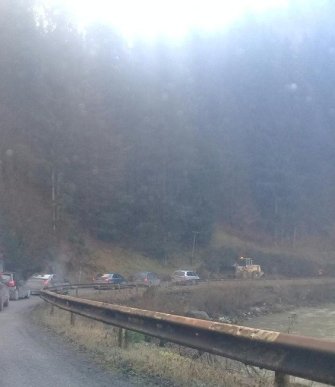 На Рахівщині стався зсув ґрунту. На дорозі утворились затори – 02