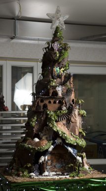 Кондитерський дім "Bondarenko" виготовив дві святкові скульптури: ялинку та Різдвяну гірку – 11