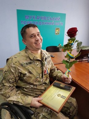 Важкопоранений боєць АТО із Мукачева отримав нагороду від Петра Порошенка – 11