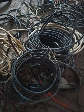 У ромському поселенні на Мукачівщині знайшли чимало крадених речей: опубліковано фото – 15