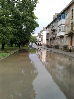 Негода створила у Мукачеві водні атракціони для дітей – 11