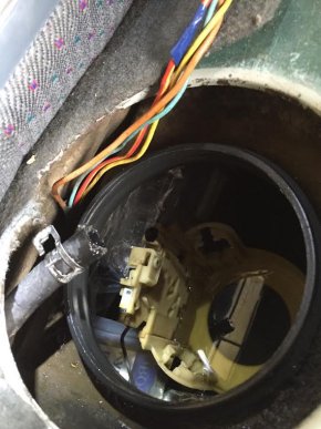 Для перевезення сигарет контрабандисти використовували застарілі автомобілі – 03