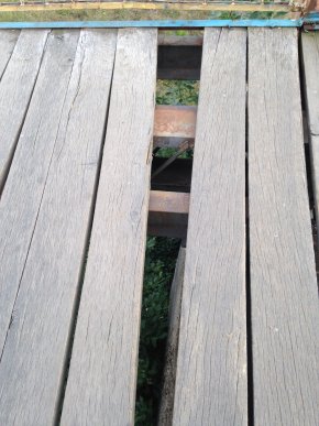 Ужгородці скаржаться на аварійний стан пішохідного мосту, який веде до Боздошського парку – 09