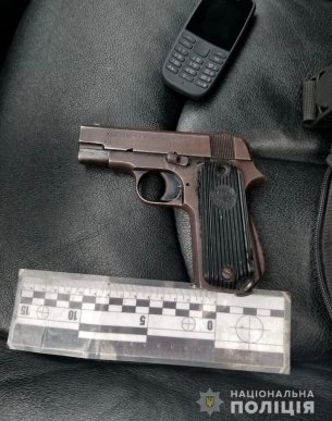 Помітно нервував: поліцейські зупинили молодого жителя найбагатшого закарпатського села – 03