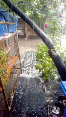 В Ужгороді потужний дощ з градом перетворив вулиці на ріки – 07