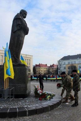 На головній площі Закарпаття молодь розгорнула 100-метровий прапор України – 05