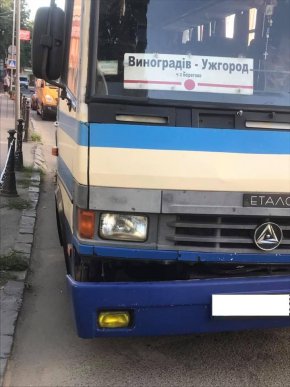 У Берегові рейсовий автобус "Виноградів – Ужгород" зіткнувся з пасажирським мікроавтобусом – 04