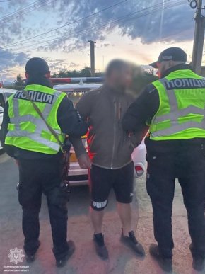 Протягнув патрульного кілька метрів на капоті: що трапилось в Ужгороді – 01