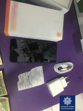 В Ужгороді обманули продавця і розрахувались за телефон фальшивими купюрами – 07 В Ужгороді обманули продавця і розрахувались за телефон фальшивими купюрами – 07