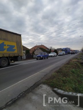 Внаслідок ДТП у Ракошині на трасі Київ-Чоп утворились кілометрові затори – 01