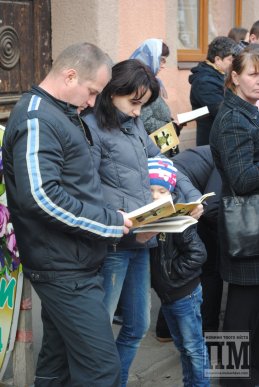 Під час Хресної Ходи мукачівці молились за мир в Україні (ФОТОРЕПОРТАЖ) – 13