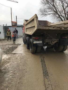В Ужгороді забудовника оштрафують за те, що вантажівки виїжджали з будівництва із брудними колесами – 06