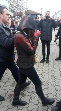 Поліція затримала сімох осіб, які облили жінок фарбою. Серед них – кілька дівчат – 05