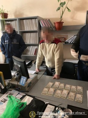 Службовець вимагав від жінки хабар – 02