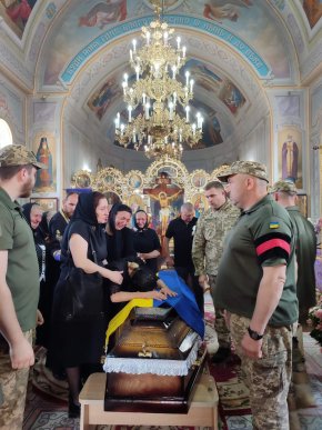 В одній із громад попрощались із полеглим військовим – 02