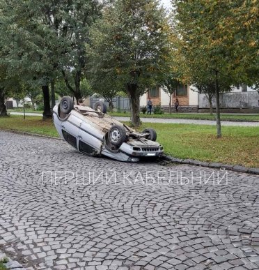 Аварія у Мукачеві: в мікрорайоні Росвигово машина перекинулась на дах – 01