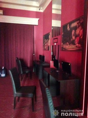 Поліцейські розповіли про заклад, який виявили у Тячеві – 01