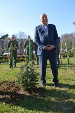 Москаль посадив перед ОДА ялинку, яка в майбутньому перетвориться на головну новорічну прикрасу Закарпаття – 05 Москаль посадив перед ОДА ялинку, яка в майбутньому перетвориться на головну новорічну прикрасу Закарпаття – 05