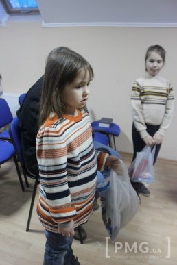 Мукачівські благодійники завітали з подарунками до маленьких переселенців – 03