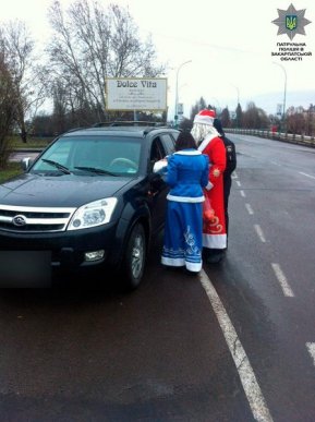Дід Мороз і Снігурочка зупиняли водіїв в Ужгороді – 05