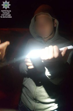 Вночі у водія знайшли речовини, схожі на наркотичні – 02