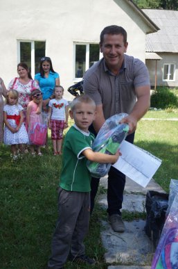 В рамках благодійної акції до Дня знань нові ранці отримали близько 3800 першокласників Тячівщини та Рахівщини – 06 В рамках благодійної акції до Дня знань нові ранці отримали близько 3800 першокласників Тячівщини та Рахівщини – 06