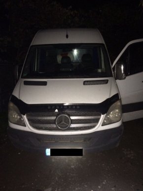 Побачивши прикордонників, контрабандисти покинули «Мерседес» і 30 пакунків сигарет – 01