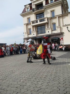 У центрі Ужгорода лицарі влаштували середньовічну битву – 11