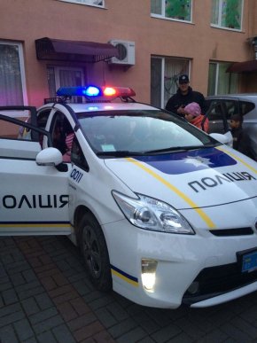 Закарпатські патрульні завітали з подарунками до Чинадіївського дитбудинку – 04