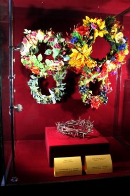 В Ужгороді презентували унікальну колекцію головних символів влади різних держав і епох – корони світу – 02