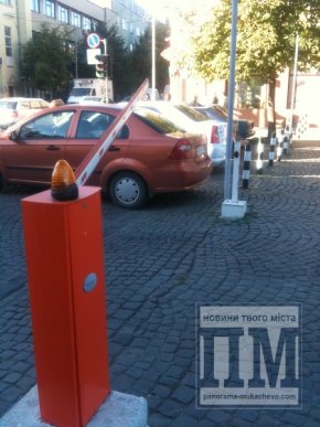 Нещодавно виламаний велосипедистом шлагбаум у центрі Мукачева знову пошкодили (ФОТО) – 01