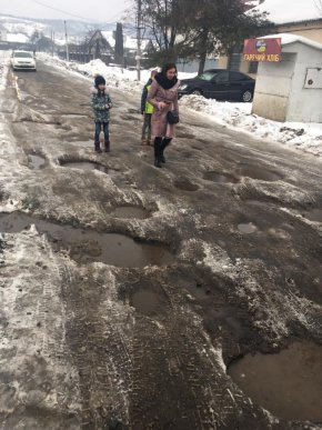На Закарпатті після суспільного розголосу голова села пішов засипати ями на дорозі – 02