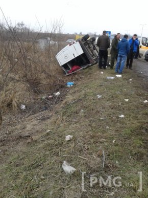 Неподалік Ужгорода жахлива ДТП: мікроавтобус із пасажирами з’їхав у кювет і перекинувся – 05