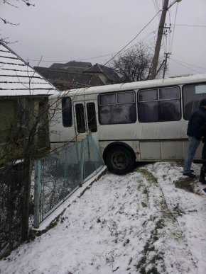 Наслідки ожеледиці: рейсовий автобус зніс огорожу і в’їхав на подвір’я – 01 Наслідки ожеледиці: рейсовий автобус зніс огорожу і в’їхав на подвір’я – 01