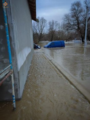 Люди не могли вийти із будинку: що сталося сьогодні в Ужгородському районі – 02