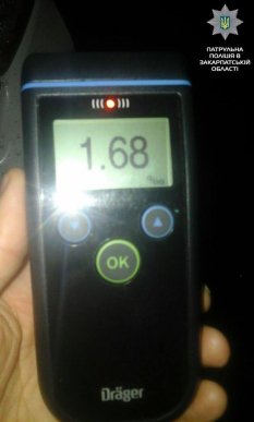 У Мукачеві нетверезий чоловік нецензурно висловлювався у бік полісменів та чіплявся за їх одяг – 03