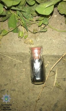 Ужгородські патрульні виявили у двох велосипедистів речовини, схожі на наркотичні – 04