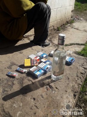 17-річний хлопець пограбував магазин і пригощав краденим знайомих – 02