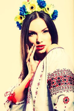 У знаменитої красуні-поліцейської з Києва з’явилась конкурентка у Закарпатті – фотомодель – 10