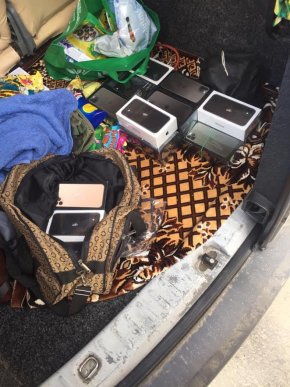 Чоловік намагався незаконно провезти через кордон 19 телефонів iPhone  – 03