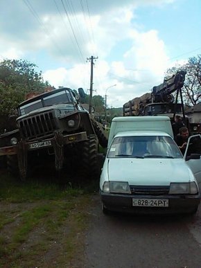 Біля Перечина лісовоз з’їхав у кювет – 02