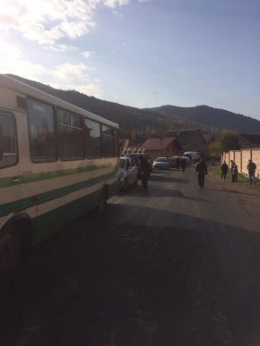 На Закарпатті перекрили дорогу – 03