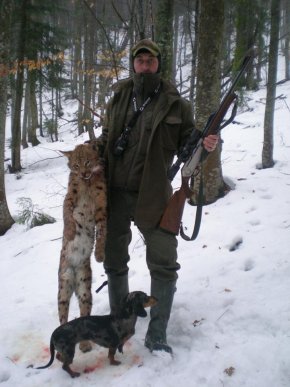 Поліція відкрила кримінальну справу на лісничого, чиє фото з вбитими тваринами знайшли в соцмережі – 03