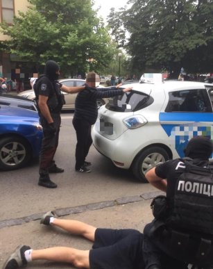 Спецоперація в Ужгороді: відомо, кого затримали – 04
