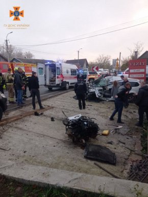 Водійку затисло в салоні: на Закарпатті сталась моторошна аварія – 04 Водійку затисло в салоні: на Закарпатті сталась моторошна аварія – 04