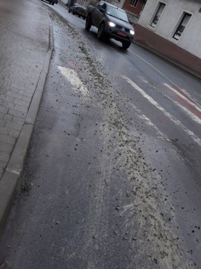 За розсипаний бетонний розчин на водія вантажівки склали адмінпротокол  – 02